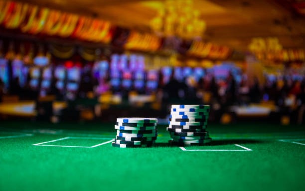 Live poker table with dealer and players on mobile screen